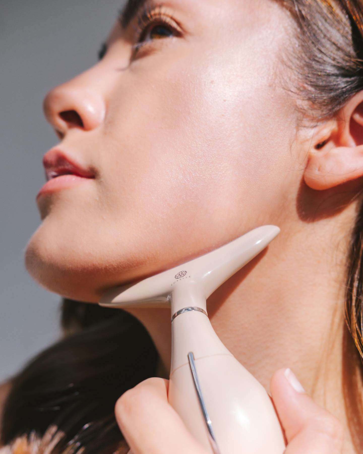 Luxelle Neck and Face Anti-Wrinkle MassagerRestores natural skin color, promoting vibrancy.